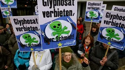 ABD0014_20160315 - Demonstranten protestieren am 15.03.2016 in Hamburg vor dem Congress Centrum (CCH) gegen den Einsatz des Pflanzenschutzmittels Glyphosat. Im CCH findet ein Fachforum ber aktuelle Herausforderungen in der Schulverpflegung mit dem Bundesernhrungsminister statt. Foto: Axel Heimken/dpa +++(c) dpa - Bildfunk+++