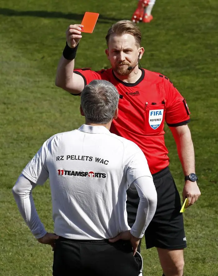 ABD0122_20250330 - WOLFSBERG - ÖSTERREICH: Schiedsrichter Julian Weinberger zeigt Trainer Dietmar Kühbauer (WAC) die rote Karte am Sonntag, 30. März 2025, während der Admiral Bundesliga-Begegnung, Meistergruppe, 1. Runde, zwischen RZ Pellets WAC und SK Puntigamer Sturm Graz in Wolfsberg. - FOTO: APA/GERD EGGENBERGER
