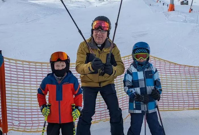 Bischof Hermann Glettler mit den Gewinnern bei der Tombola Florian Girstmair (links) und Serafin Jost