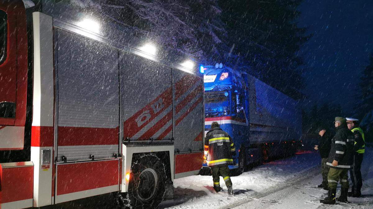 Ein Mautflüchtling bleibt im Winter hängen, die Feuerwehr Salla muss ausrücken. Fälle wie dieser im November 2019 sollte es künftig nicht mehr geben