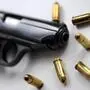Das Bild zeigt eine Waffe und Munition