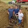 Stefan Hütter, Manfred Frühwirth und Andreas Fauster mit den ersten Flaschen Sekt Anna Große Reserve, die ans Tageslicht geholt wurden