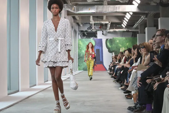 Malibu, Marokko, St. Tropez: Seine Inspiration holt sich der Designer auf seinen Reisen. "Ich wollte, dass die Kollektion wie ein globaler Ausflug ist", meinte Michael Kors nach der Show. 