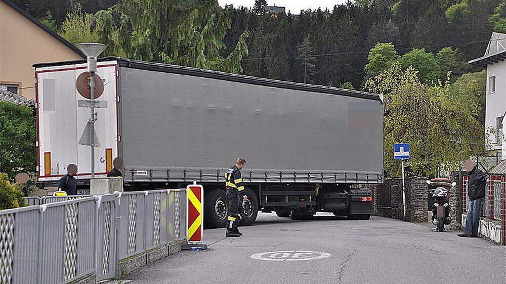 Der Lkw-Lenker aus Litauen blieb an der Kreuzung Weidenweg-Erlengasse stecken