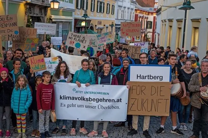 Gleich drei Initiativen holen wir im Bezirk Hartberg-Fürstenfeld vor den Vorhang: die Regionalgruppe "Fridays For Future Hartberg" (Bild), der Verein "12er-Haus" und einen Weihnachtsmarkt für den guten Zweck. Mehr dazu...