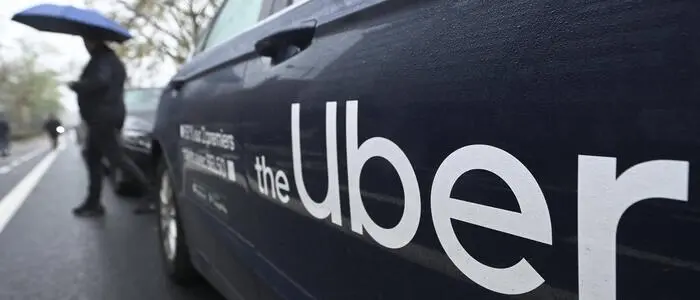 Auto mit großer Aufschrift „Uber“