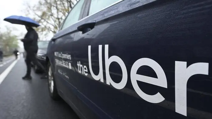 Auto mit großer Aufschrift „Uber“