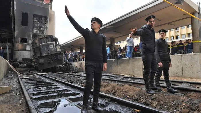Zu einem Großbrand mit mindestens 20 Toten und rund 40 Verletzten ist es am Mittwoch am Hauptbahnhof von Kairo gekommen.