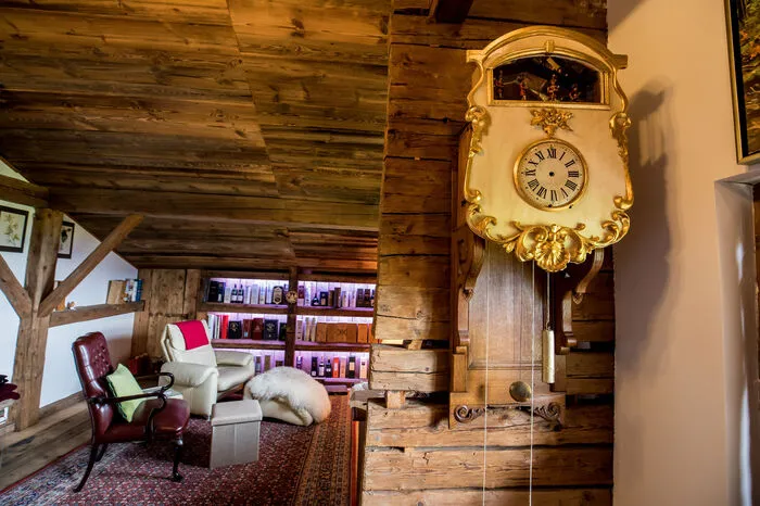 Der Dachboden wurde zu einer gemütlichen Lounge ausgebaut – erlesene Whiskysorten inklusive