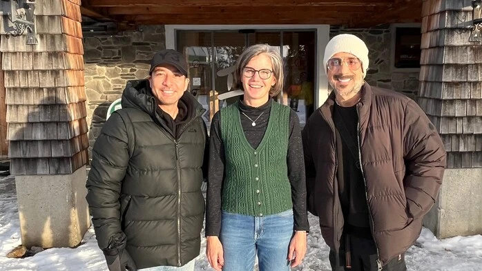 Hüttenwirtin Reini Stocker verköstigte auf ihrer Hochwurzen Hütte die beiden hungrigen Skifahrer Howie Dorough (links) und AJ McLean mit Ripperln