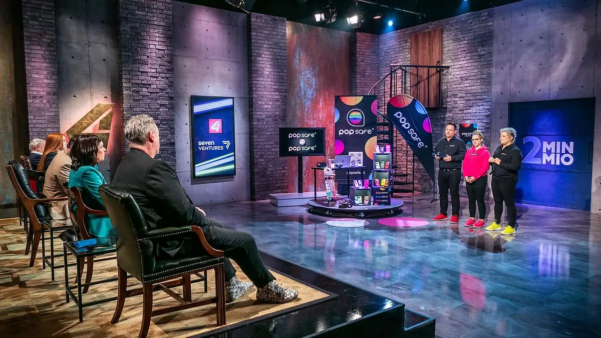 Kärntnerin Emi mit ihren Eltern Hannes und Heidrun Maurer in der Show "2 Minuten 2 Millionen" auf Puls4