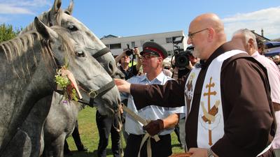 Vor dem Schloss Maria Lankowitz segnete Bruder Elias die jungen Lipizzanerhengste