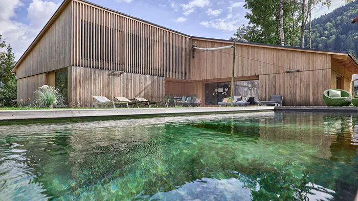 Holzbaupreis für Private Wohnbauten - Handwerkspreis: Haus D, Schladming Bauherrin: Sarah Deisl-SeebacherArchitektur/Planung: dunkelschwarz ZTHolzbau: Holzbau Steinbrecher &amp; KöberlUrteil der Jury:Eine Stadt inmitten der Alpen hat mit dem Haus D den richtigen Holzbau für dieses Umfeld gefunden. Nicht nachgegeben wurde der Versuchung, Holz alpin-folkloristisch einzusetzen. Die Fassade, die zwar nicht alle Holzbau-Möglichkeiten ausschöpft, bleibt klar und reduziert.