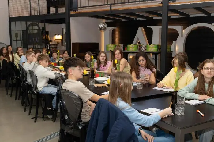 Am 6. und 7. März trafen sich zwanzig ausgewählte Teenager im La Forma Studio zu einem zweitägigen Workshop. Zuvor hatten sich rund 49 Jugendliche für die Teilnahme beworben. 