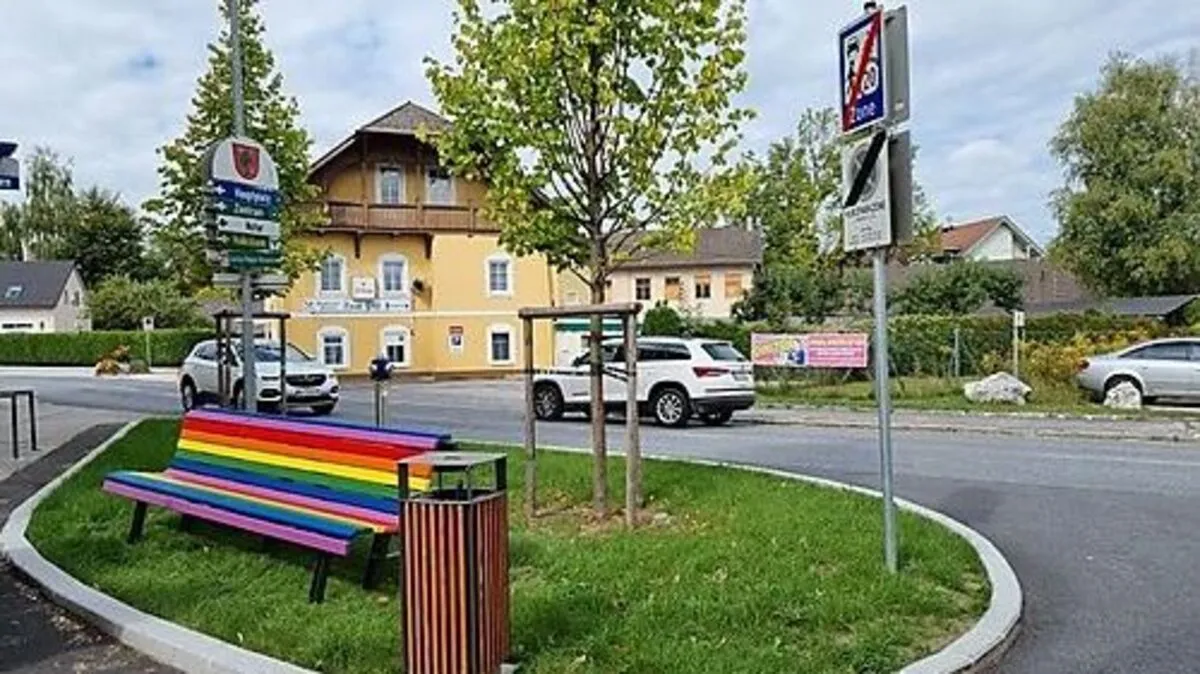 Erst vor drei Monaten wurden die Regenbogenbänke aufgestellt.