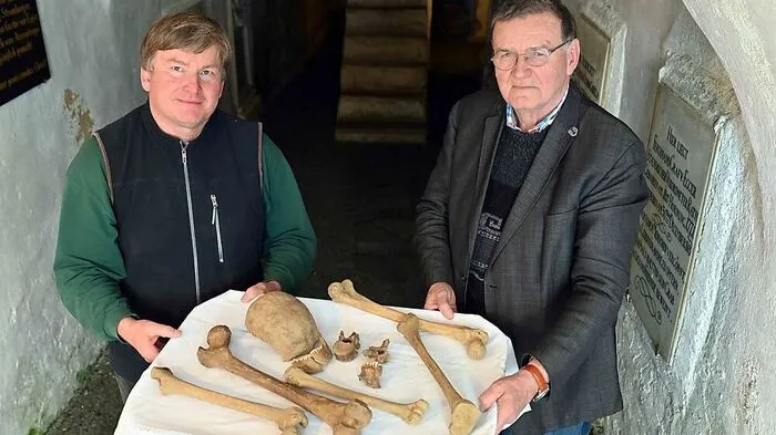 Stiftspfarrer Christian Stromberger (links) und Rudolf Dörflinger mit den Gebeinen der ältesten St. Georgenerin