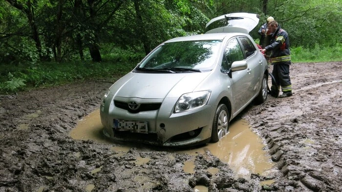 Der Autofahrer war auf einem Waldweg bei Oberwart mit seinem Auto im Schlamm steckengeblieben.