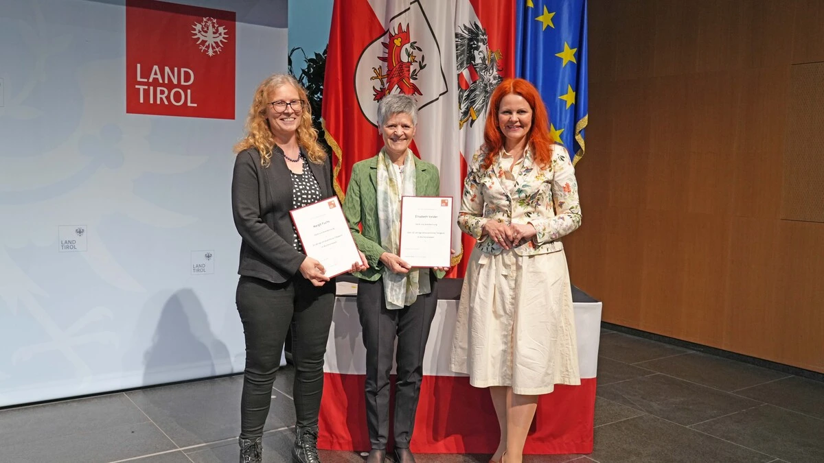 Margit Fuchs aus Anras (links) und Elisabeth Veider aus Oberlienz (Mitte) mit Landesrätin Cornelia Hagele | Margit Fuchs aus Anras (links) und Elisabeth Veider aus Oberlienz (Mitte) mit Landesrätin Cornelia Hagele