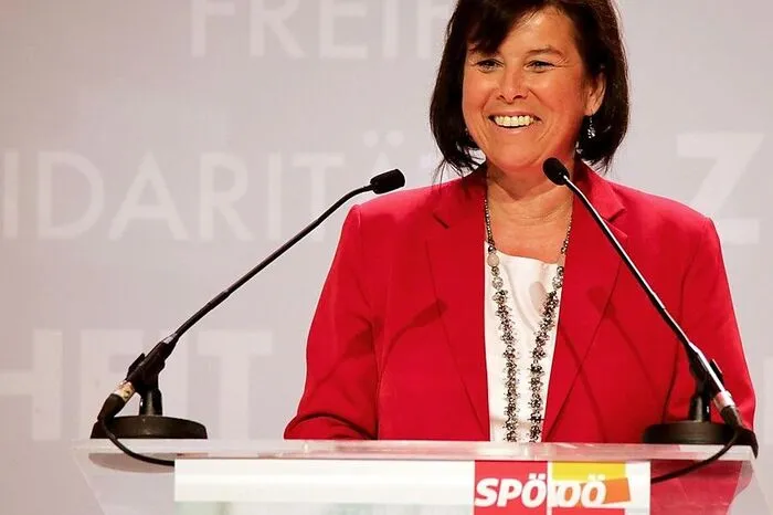 Für die oberösterreichische SPÖ-Landeschefin Birgit Gerstorfer wäre Christian Kern persönlich ein idealer Spitzenkandidat für die EU-Wahl gewesen. "Er hat mit seiner Entscheidung aber einen klaren Schlussstrich gezogen. Ich bin mir sicher, dass nun wieder Ruhe einkehrt." Sie sei überzeugt, dass die SPÖ nun eine vielversprechende Kandidatin oder einen vielversprechenden Kandidaten aufstellen werde. "Auch wenn viele Menschen große Hoffnung in Kern gesteckt haben, habe ich Respekt vor seiner Entscheidung. Es spricht für sein Verantwortungsbewusstsein, dass er erkannt hat, dass er mit seiner Person zuletzt polarisiert hat und so vielleicht nicht mehr das volle Potenzial hätte ausschöpfen können." Pamela Rendi-Wagner erfahre als designierte Bundesparteiobfrau sehr großen Zuspruch. "Ich bin mir sicher, dass das auch bei einem neuen EU-Spitzenkandidaten so sein wird." Ob bereits am Sonntag beim SPÖ-Parteipräsidium eine Nachfolgerin oder ein Nachfolger von Kern als Spitzenkandidat für die EU-Wahlen gekürt wird, sei offen. Die Liste für die EU-Wahl müsse erst bis zum 15. Oktober stehen. "Ab diesem Moment können wir uns wieder voll auf das Wichtige konzentrieren." Mit der Vorbereitung des Bundesparteitags am 24. und 25. November, den AK- und den EU-Wahlen und der Oppositionsarbeit gebe es genug zu tun.