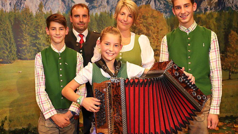 Stolz auf den Sieg: Klara Mißebner mit ihren Eltern Christian und Astrid und den Brüdern Bruno und Felix