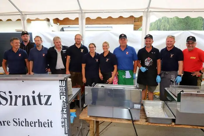Gesehen wurden: Bezirksfeuerwehrkommandant St. Veit Friedrich Monai, sein Bezirksfeuerwehrkommandant-Stvr. Karl Rainer, die Bürgermeister von Arriach Gerald Ebner, aus Deutsch Griffen Michael Reiner aus Fresach Gerhard Altsiebler, Alt-Bgm. Georg Wurmitzer und Siegfried „Sigi“ Unterweger (8. von links), FF-Kurat Dechant, Monsignore Erich Aichholzer und der  Bezirks FF-Kurat Christian Thomas Rachlee aus Deutschlandberg-Steiermark, sowie zahlreiche Feuerwehrkameraden aus dem gesamten Bezirk.