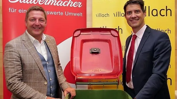 Albel und Mittermayr zeigen, wie das smarte Gerät in der Mülltonne aussieht