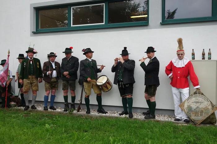 ... zuvor warteten die Gruppen auf ihren Einsatz. Hier die Spielmannsleute, die sich mit einem flotten Stück die Zeit vertrieben.