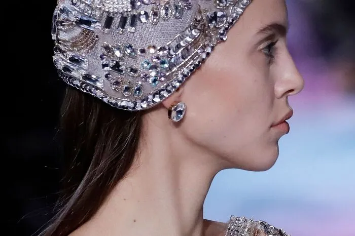Köpfchen. Die neue modische Spielwiese ist der Kopf. Ob Turban, Haarband oder Flechtfrisur, toben Sie sich aus. Im Bild eine glitzernde Variante von Elie Saab.