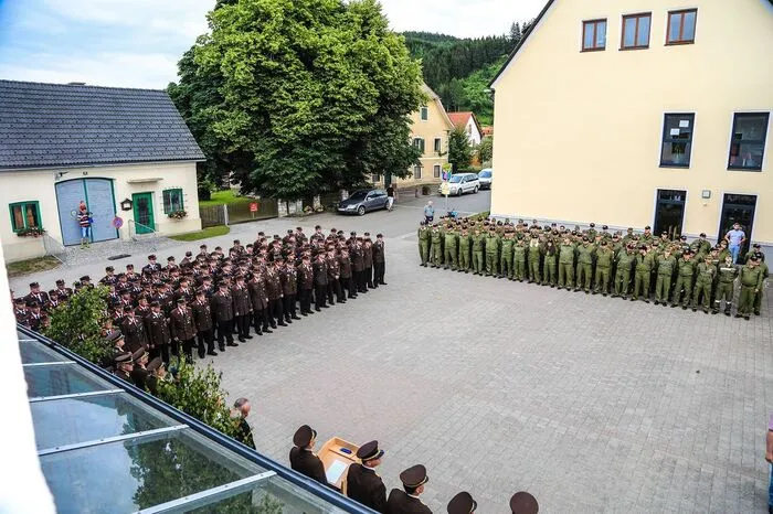 Vor den über 250 angetretenen Feuerwehrmännern ließ Bereichskommandant Erwin Grangl das erste halbe Jahr Revue passieren und blickte gleichzeitig auf die kommenden Großveranstaltungen am Red-Bull-Ring.