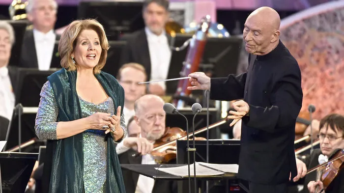 US-Sopranistin Renee Fleming, Dirigent Christoph Eschenbach und die Wiener Philharmoniker sorgten für eine"starke Botschaft aus Wien in die Welt hinaus".