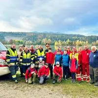 Ehrenamtliche der FF St. Ulrich, der Wasserrettung Villach und des Sport- und Zuchtfischereivereins Villach kamen zusammen, um den Silbersee zu reinigen