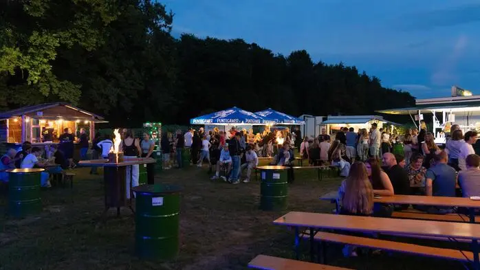 Am Donnerstag startete ab 20 Uhr wieder die beliebte „Sunflowerparty“ mitten im Sonnenblumenfeld an der B54 in Kaindorf. 