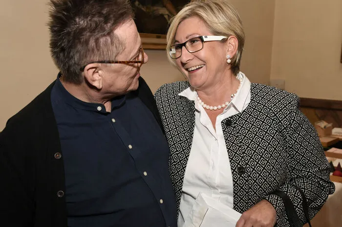 Der profunde Montessori-Pädagoge Claus-Dieter Kaul hielt den Festvortrag, hier mit Elisabeth More, dem unbeirrbaren Motor zum Start der ersten Montressori-Klasse 1996 an der Volksschule West in Spittal.