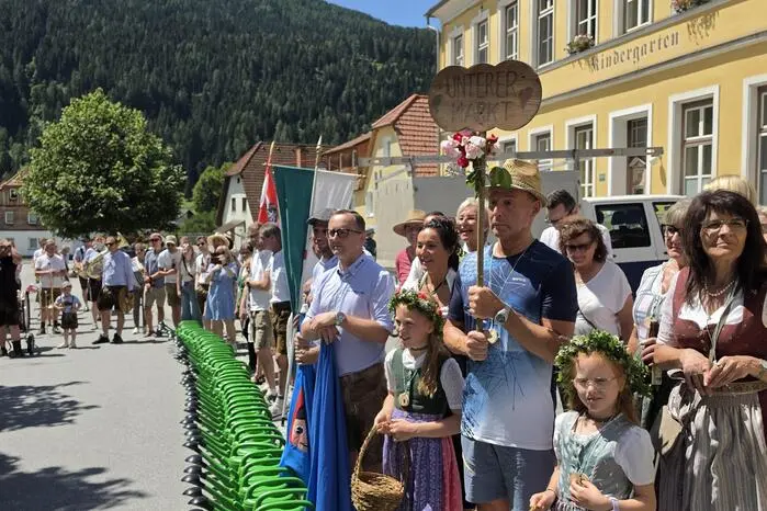 Für den ersten Höhepunkt sorgte ein Zwischenstopp an der symbolischen Grenze zwischen oberem und unterem Markt. Dort überreichte Organisator Max Lercher sen. den Gästen aus dem oberen Markt kleine Geschenke in Form von Gießkannen.