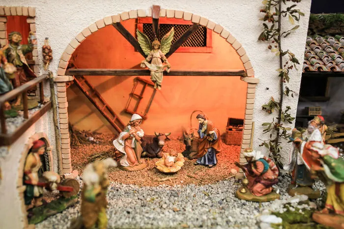 Aufgebaut wird die schwimmende Weihnachtskrippe, „il presepe galleggiante“, im Hafen Porto Mandracchio nach Gradeser Tradition von den Portatori della Madonna die Barbana, den Madonnenträgern, die im Juli die Schiffsprozession zur Kirchen- und Klosterinsel Madonna di Barbana in der Lagune zelebrieren.
