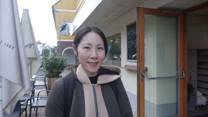 Die Vier-Tage-Woche wird bei einer Straßenumfrage der Kleinen Zeitung besonders befürwortet. "Ich bin dafür, so bekommen Mütter mehr Chancen, zu arbeiten", erklärt die 23-jährige Yuko. "Außerdem können insgesamt mehr Leute Arbeit finden, wenn jeder etwas weniger arbeitet." Jedoch ergänzt sie noch einen Nachsatz: "Es kommt natürlich darauf an, ob sich die jeweilige Firma das leisten kann."
