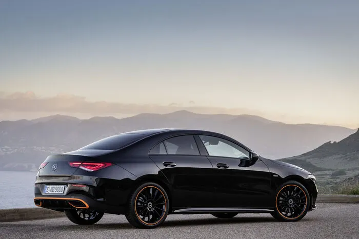 Zu allererst fällt auf, dass die Designer die Proportionen des Mini-CLS zurechtgezupft haben. Mit fünf Zentimetern mehr in der Länge und in der Breite steht der Schönling wesentlich selbstbewusster auf der Straße. Das unterstreichen auch die flachen Scheinwerfer, die den Kühlergrill mit dem Zentralstern flankieren.