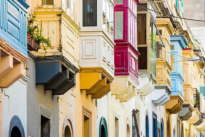 Maltas Hauptstadt ist nur 80 Hektar groß, lässt sich also bequem zu Fuß erkunden. Auffällig ist der arabisch-britischeStilmix. Beim Spaziergang lohnt sich ein Blick nach oben – auf die vielen bunten Balkone, von den Bewohnern „Gallariji“ genannt. Besonders sehenswert sind sie in der St. Paul’s Street. Aber seien Sie vorsichtig, wenn Sie gen Himmel schauen: Der felsige Boden des Inselstaats sorgt für ein Auf und Ab der Gehwege, dazwischen gibt es immer wieder plötzlich Stufen.