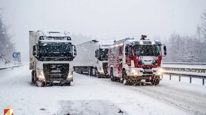 Klicken Sie sich durch die Fotos von den Feuerwehreinsätzen auf der Südautobahn!