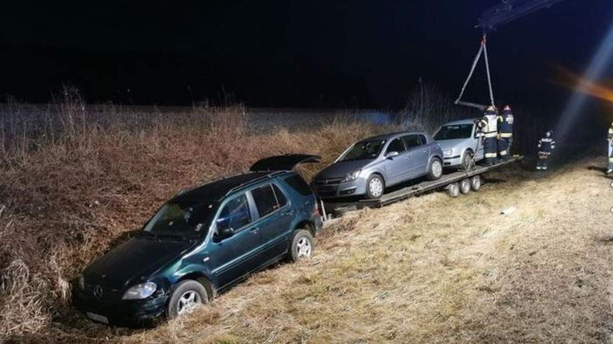 Die Fahrzeuge mussten von den Feuerwehren geborgen werden.