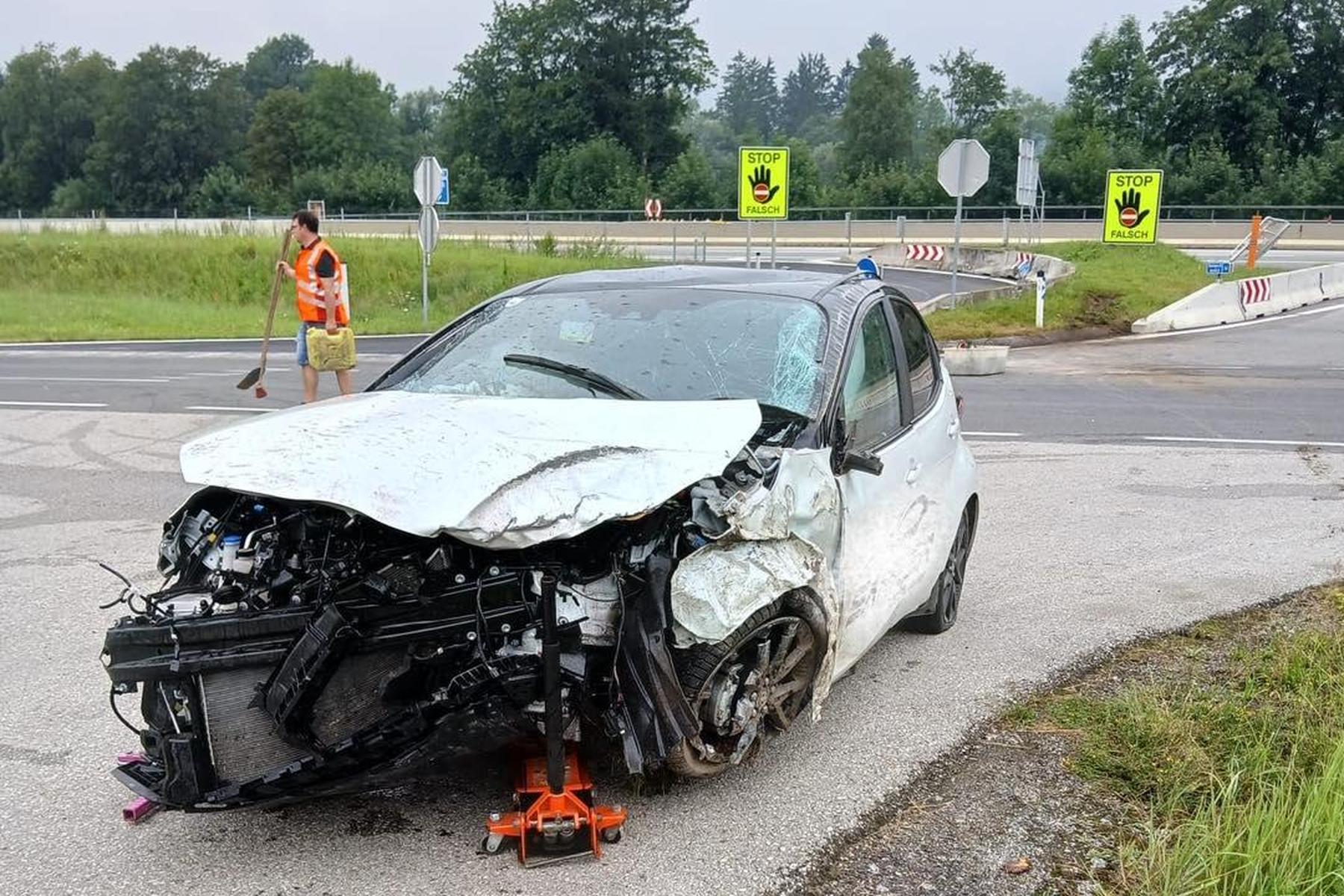 Am frühen Morgen: Pkw kam bei S6 Abfahrt von Straße ab - Drei Verletzte