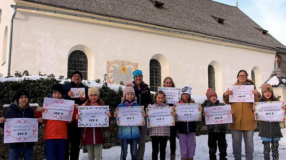 Hannes Stickler, Ministrantenbegleiterin Maria Hofer und Rut Sattinger mit einem Teil der Ministrantinnen und Ministranten 