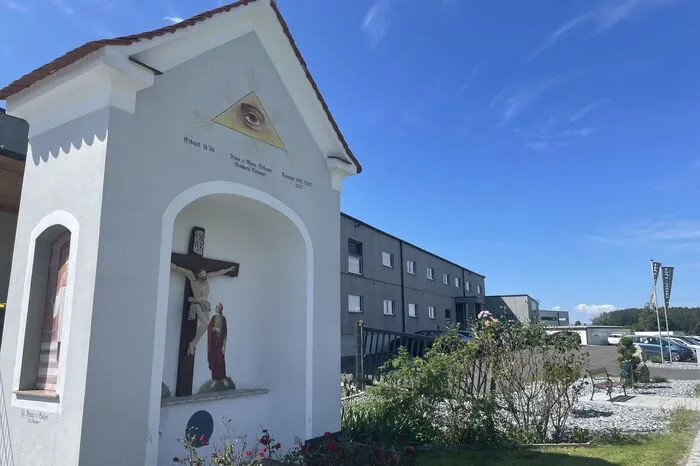 Die Kapelle vor dem Firmengebäude gehört seit langem Reinhard Schanes´ Familie und wird von ihm gepflegt. Eine Sitzbank davor lädt Besucherinnen und Besucher zum Verweilen ein.
