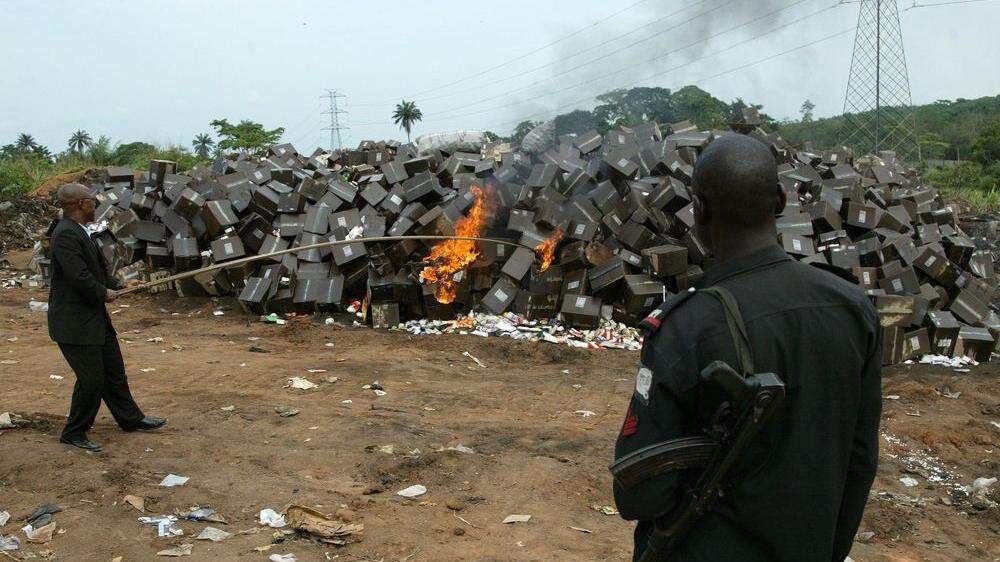 Hier werden gefälschte Medikamente in Afrika verbrannt