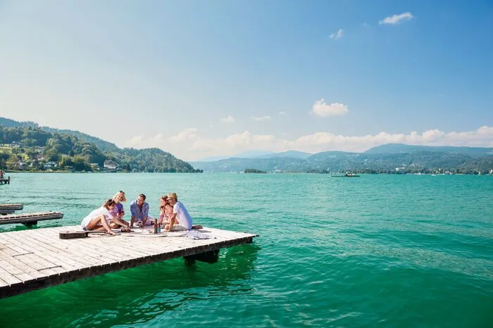 Der größte See Kärntens: Der Wörthersee. Neben dem Eintauchen in einen der wärmsten Alpenseen, bietet es sich den 100 Meter hohen Aussichtsturm am Pyramidenkogel zu besteigen. Wer lieber Aktivitäten im Wasser betreibt kann sich ein Boot ausborgen und bei einer Rundfahrt den See erkunden.