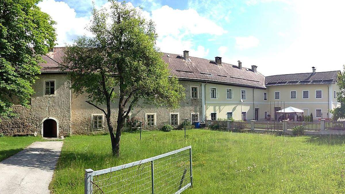 Das Kloster Waisach mit der angebauten Schule im Osten