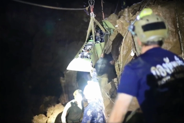 Die Jungen seien betäubt auf Tragen durch die gefährlichen Engstellen der Höhle gebracht worden. 