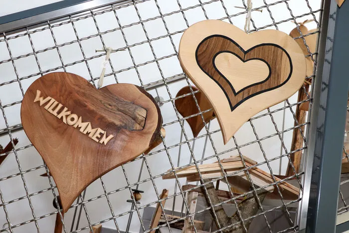 Kärntner KünstlerInnen präsentieren dieses Wochenende in Moosburg/Gemeindezentrum Schallar ihre, mit viel Liebe, handgefertigten Unikate aus Holz, Silber, Mandalasteine, Wolle, Stoff, Keramik, Filz &amp; Kräuter, Zinn, Seifen, Taschen, Kulinarische Eigen Produkte, Kindermode, Modeschmuck, Holzschmuck und Trachtenschmuck aus Horn..... Eine wunderbare Vielfalt aus Kreativität und Können.