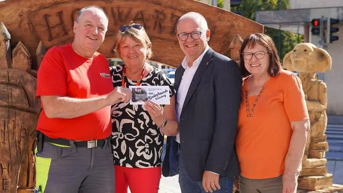 Kettensägen-Schnitzkünstler Günther Friedrich, Kinderfreunde-Vorsitzende Brigitte Holzer, Bürgermeister Bernd Osprian und Finanzstadträtin Christine Hemmer