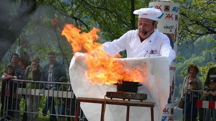Wie man einen Fettbrand löscht wird beim Sicherheitstag um 11.15 Uhr gezeigt